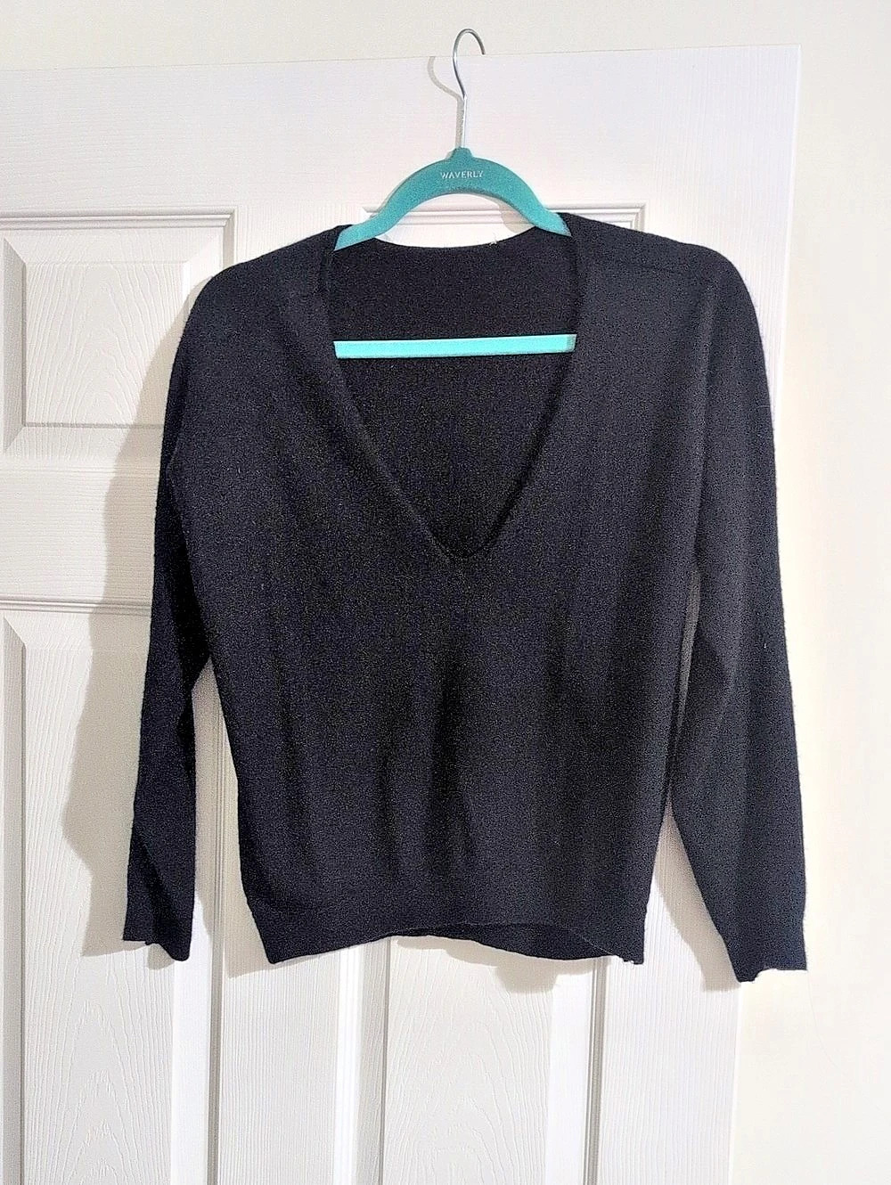 Theory V-Neck Sweater in Black Size 40